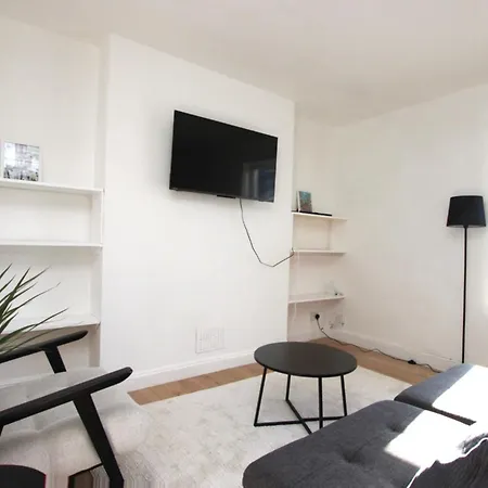 Cosy Two Bed In St Pauls Sleeps 4 דירה
