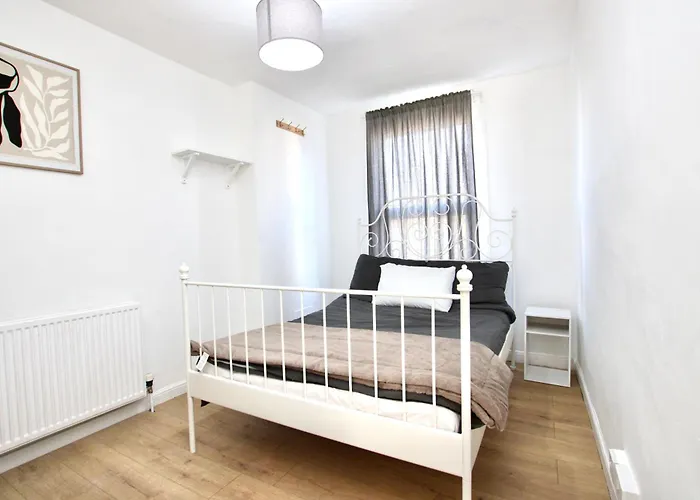 Cosy Two Bed In St Pauls Sleeps 4
