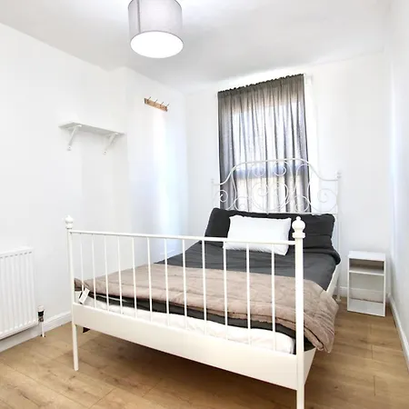 Cosy Two Bed In St Pauls Sleeps 4